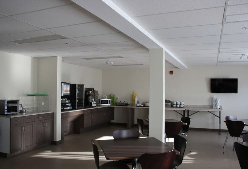 בית מלון כפרי Crossroads Inn & Suites