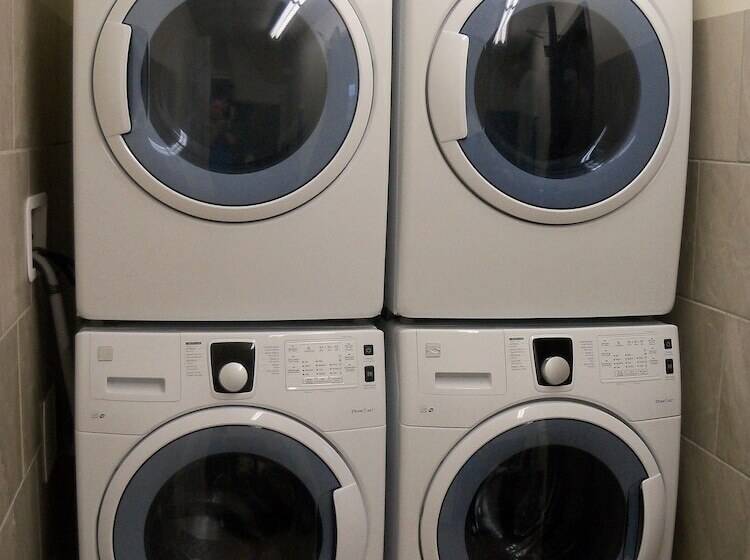 בית מלון כפרי Crossroads Inn & Suites