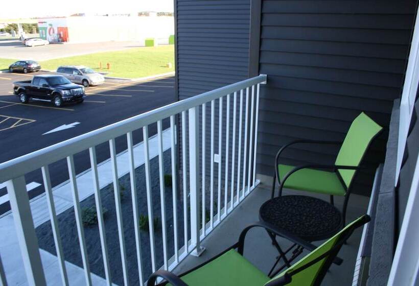 בית מלון כפרי Crossroads Inn & Suites