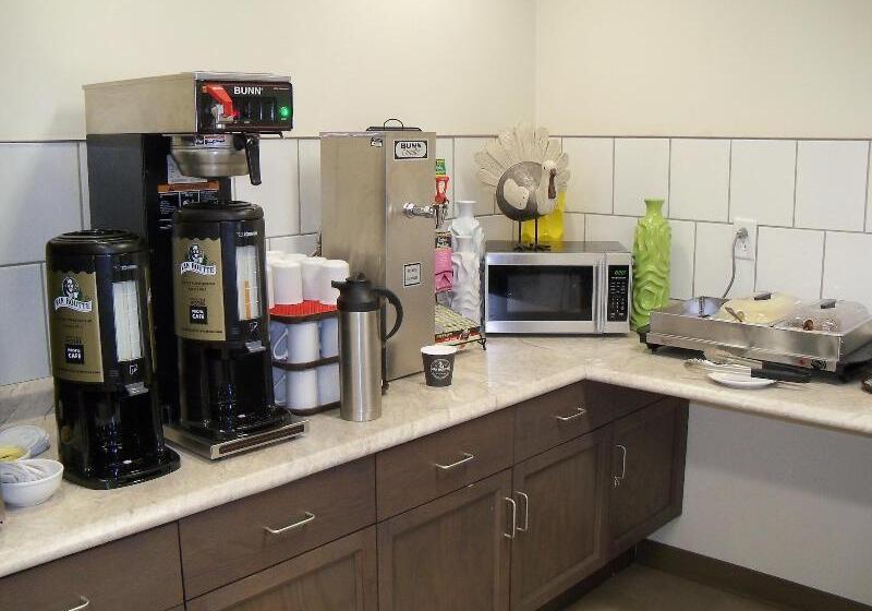 בית מלון כפרי Crossroads Inn & Suites