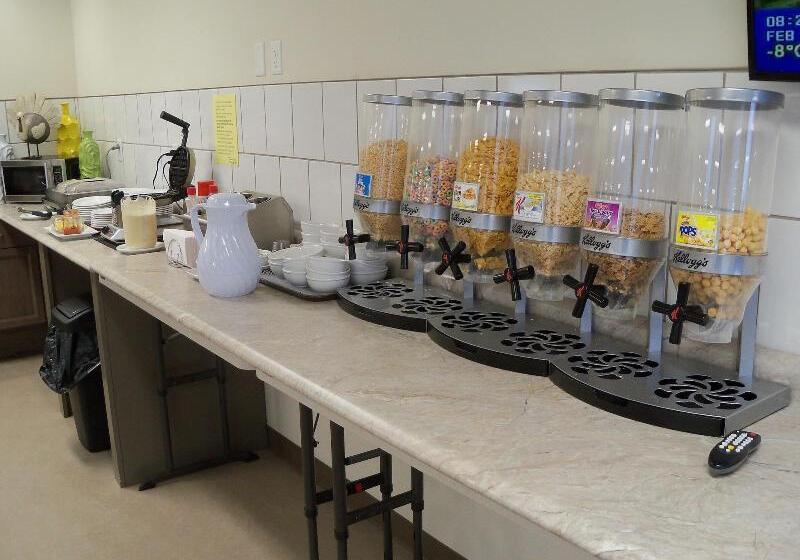 בית מלון כפרי Crossroads Inn & Suites