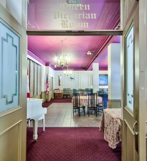 Отель Queen S Inn At Stratford