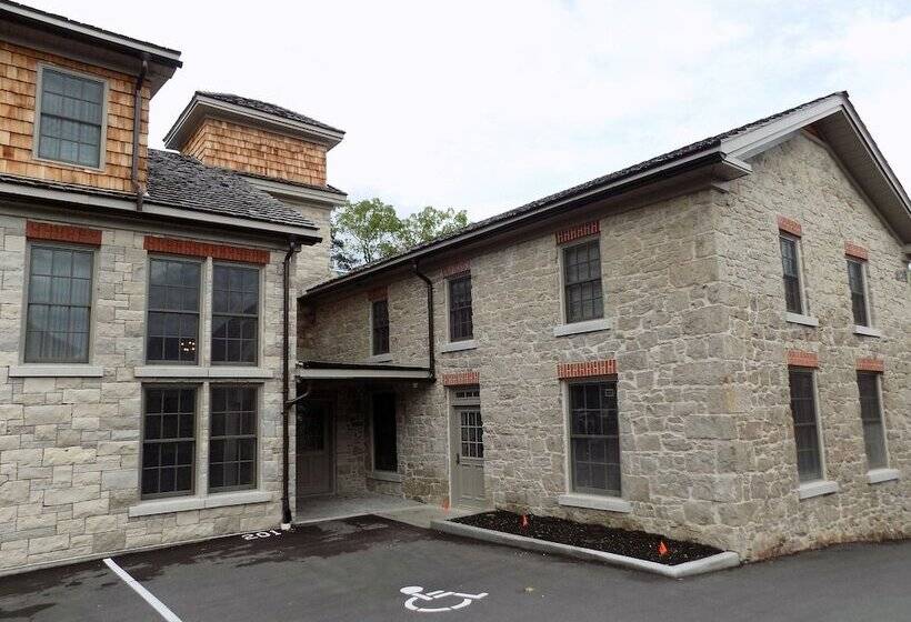 בית מלון כפרי The Barracks Inn