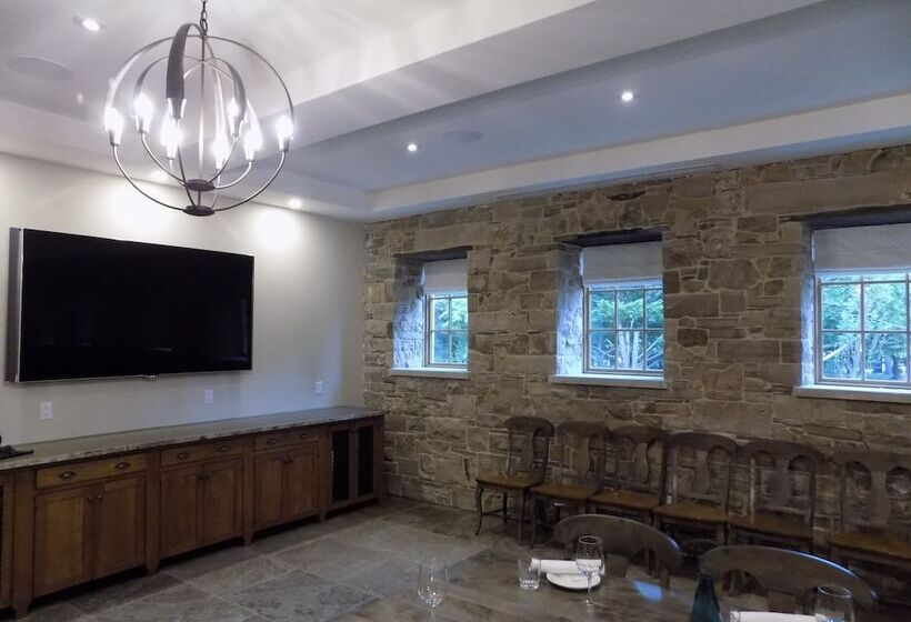 בית מלון כפרי The Barracks Inn