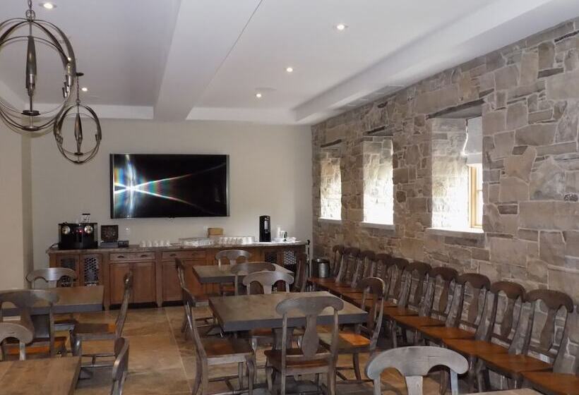 בית מלון כפרי The Barracks Inn