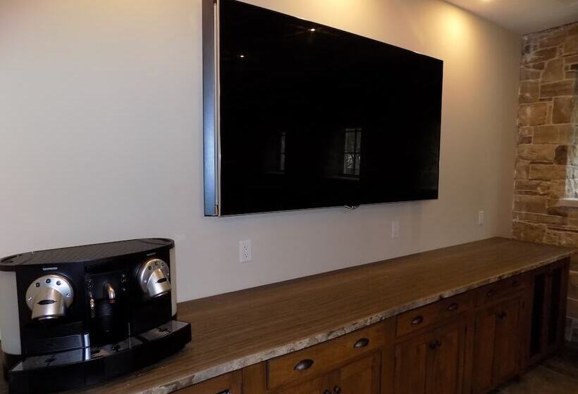 בית מלון כפרי The Barracks Inn