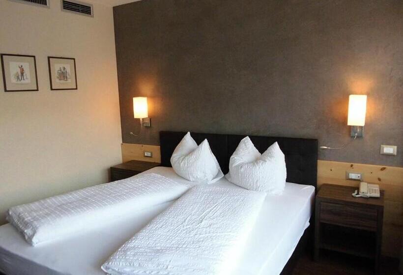 ホテル Zum Tiroler Adler