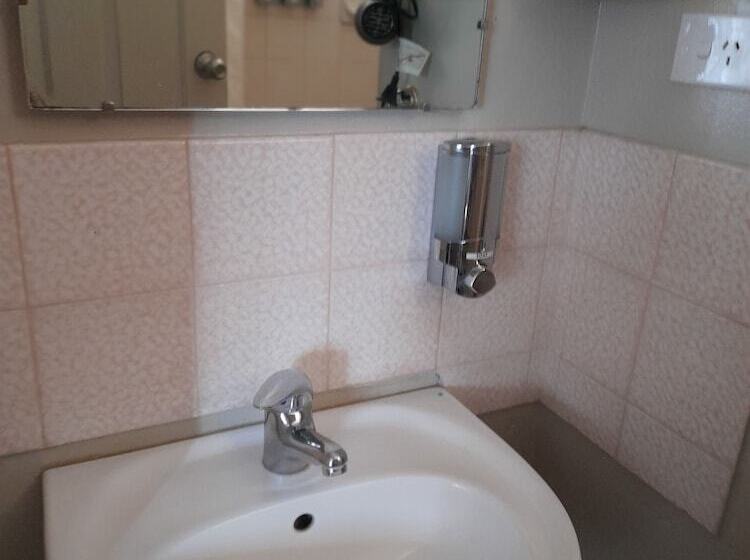 מוטל Aromet Motor Inn