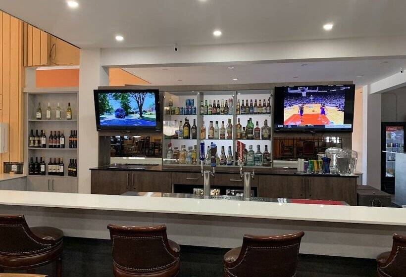 מוטל Medicine Hat Inn & Suites