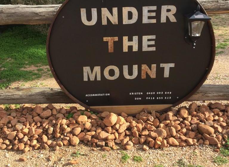 Мотель Under The Mount