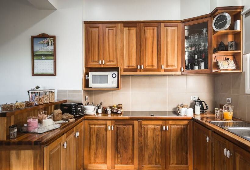 Noah's Stanley Luxury Bed And Breakfast