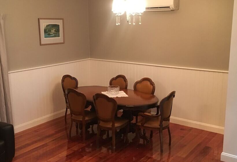 Noah's Stanley Luxury Bed And Breakfast