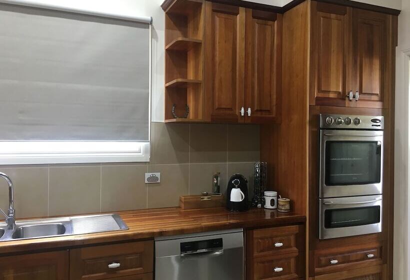 Noah's Stanley Luxury Bed And Breakfast