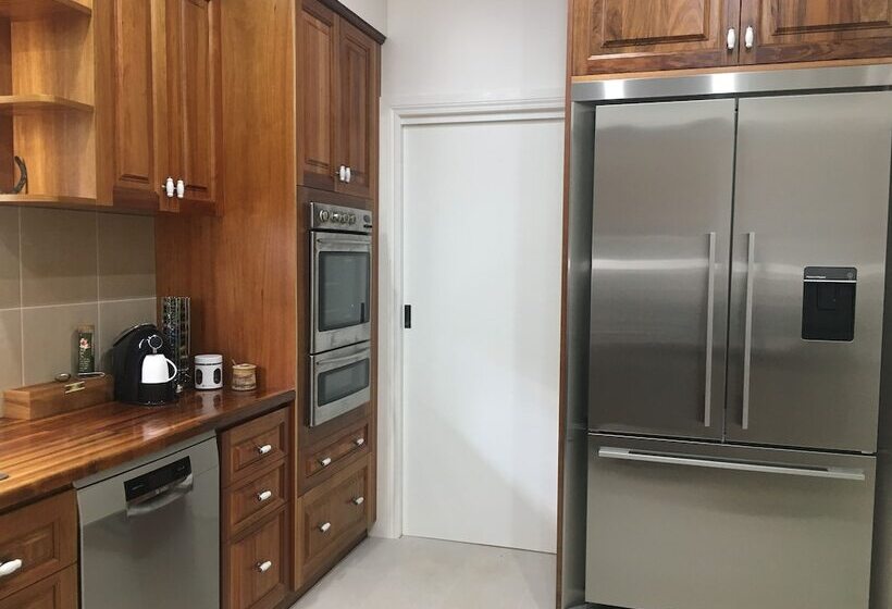 Noah's Stanley Luxury Bed And Breakfast