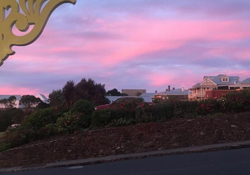 Noah's Stanley Luxury Bed And Breakfast