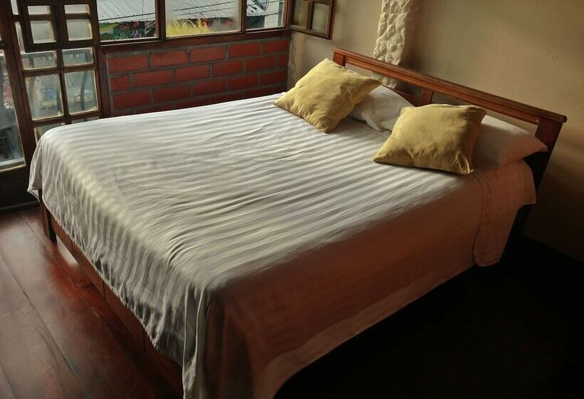 هتل Erupcion Backpackers Hostel