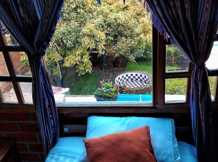 هتل Erupcion Backpackers Hostel