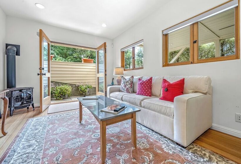 12 Oaks Romantic Escape For 2