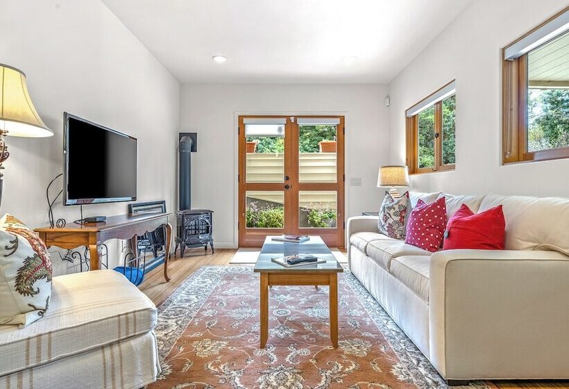 12 Oaks Romantic Escape For 2