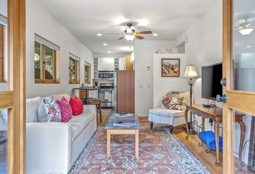 12 Oaks Romantic Escape For 2