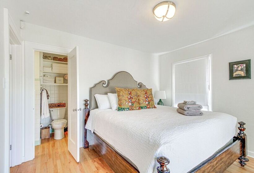 Albuquerque Adobe Cottage: Yard, Walkable Area