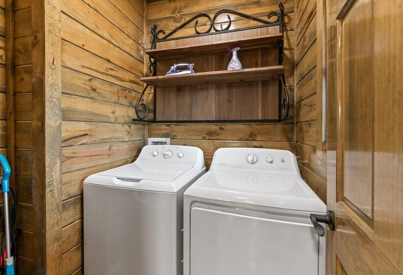 Cabin W/ Hot Tub & Game Room In The Smokys!