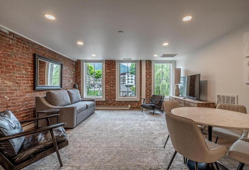 Bavarian Lodge Suites