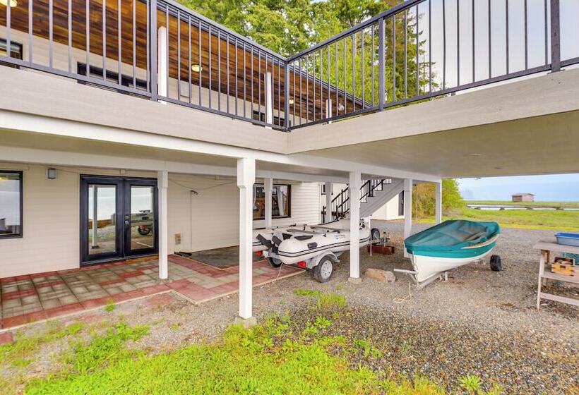 Beachfront Anderson Island Escape: Rainier Views!