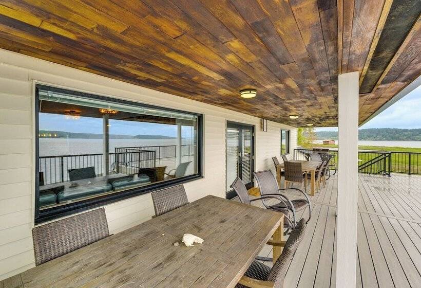 Beachfront Anderson Island Escape: Rainier Views!