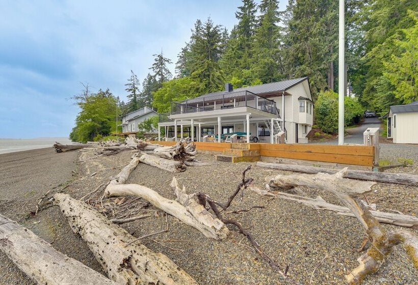 Beachfront Anderson Island Escape: Rainier Views!