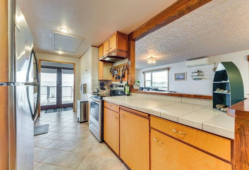 Beachfront Anderson Island Escape: Rainier Views!