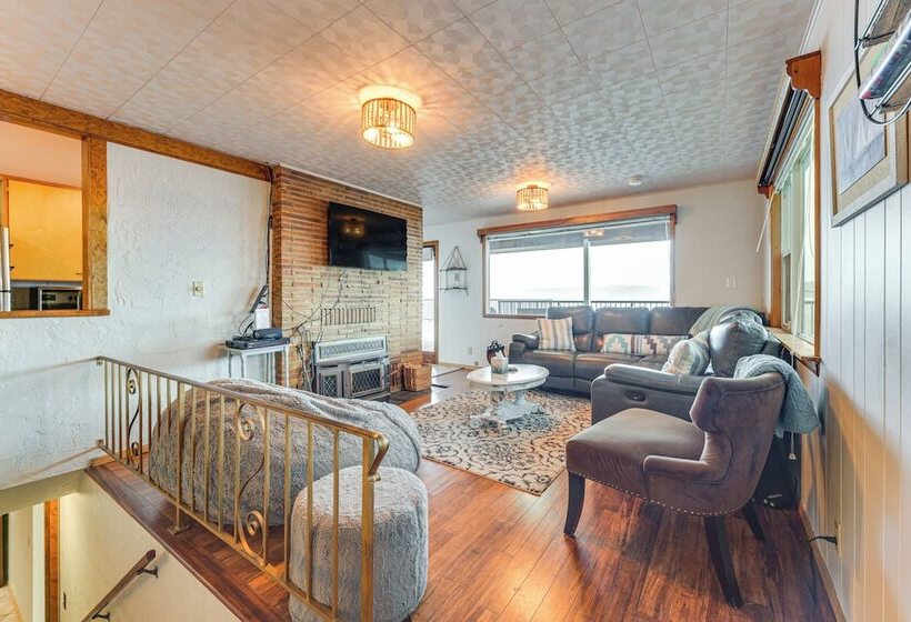 Beachfront Anderson Island Escape: Rainier Views!