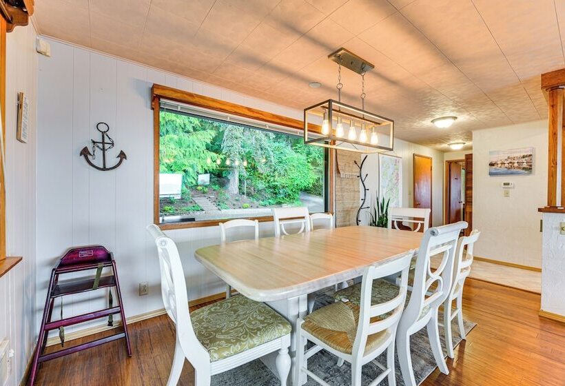 Beachfront Anderson Island Escape: Rainier Views!