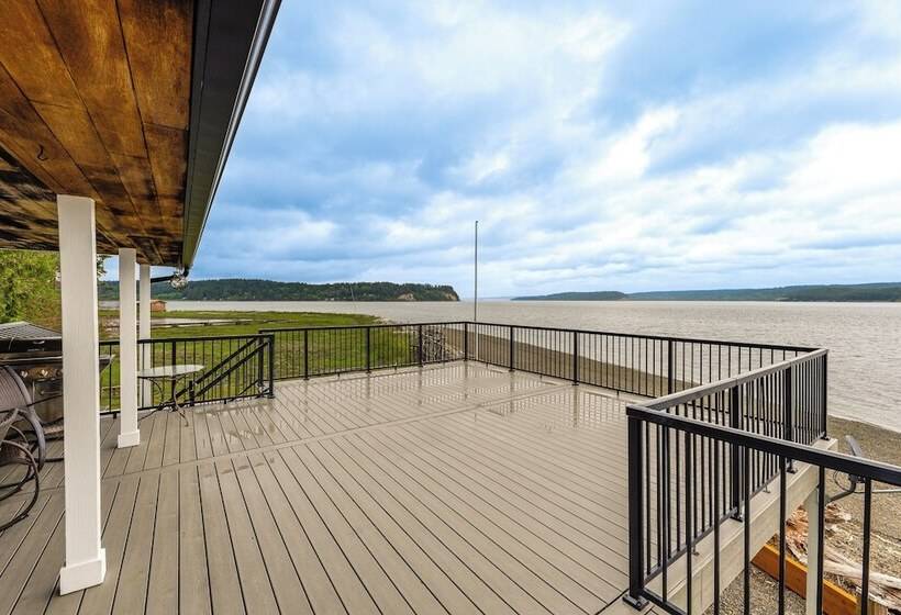 Beachfront Anderson Island Escape: Rainier Views!