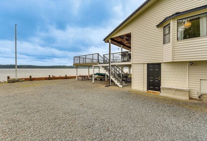 Beachfront Anderson Island Escape: Rainier Views!