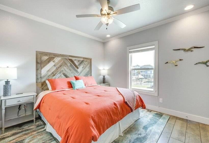 1 Mi To Beach Access: Coastal Port Aransas Home