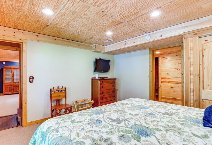 Beautiful Blue Ridge Cabin: Mountain & Lake Views!