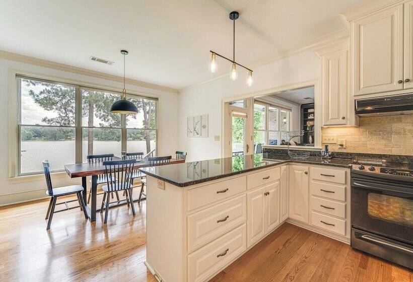 Beautiful Lake Sinclair Retreat W/ Dock & Deck!