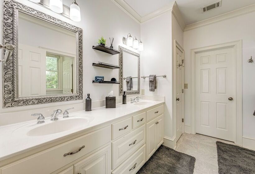 Beautiful Lake Sinclair Retreat W/ Dock & Deck!