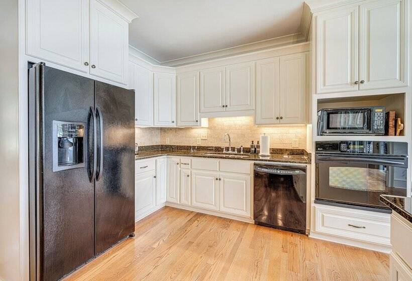 Beautiful Lake Sinclair Retreat W/ Dock & Deck!