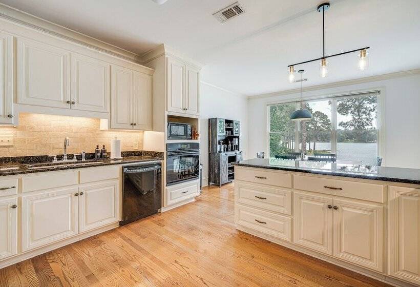 Beautiful Lake Sinclair Retreat W/ Dock & Deck!