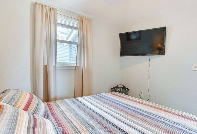 Waterfront W/ Boat Dock: Retreat On Indian Lake