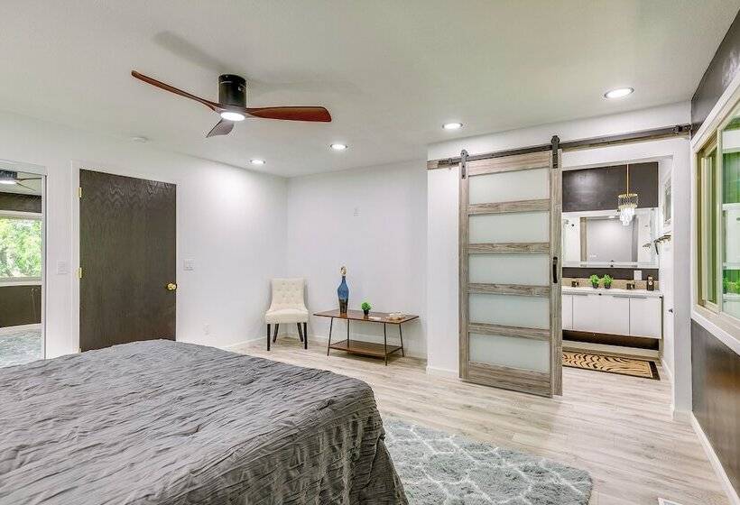 1 Mi To Holmes Lake: Bright & Modern Lincoln Home!