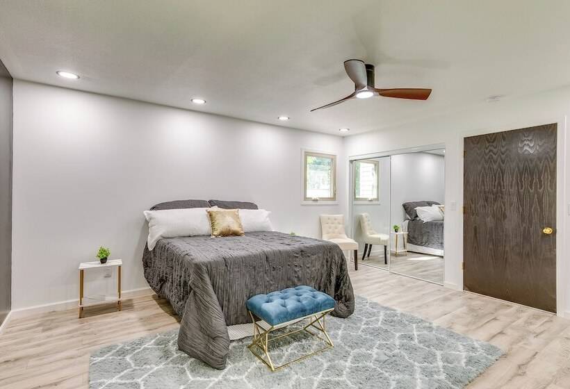 1 Mi To Holmes Lake: Bright & Modern Lincoln Home!