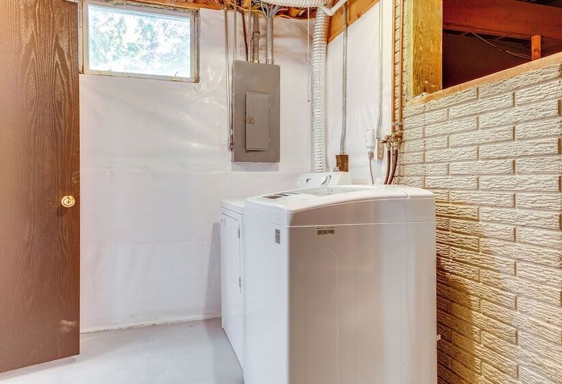 1 Mi To Holmes Lake: Bright & Modern Lincoln Home!