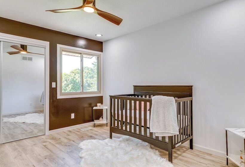 1 Mi To Holmes Lake: Bright & Modern Lincoln Home!