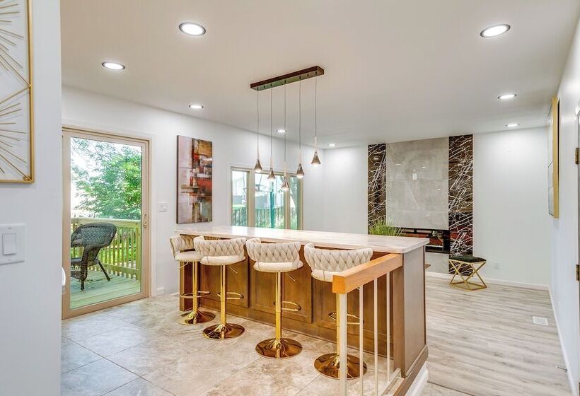 1 Mi To Holmes Lake: Bright & Modern Lincoln Home!