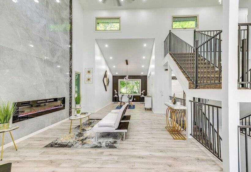 1 Mi To Holmes Lake: Bright & Modern Lincoln Home!