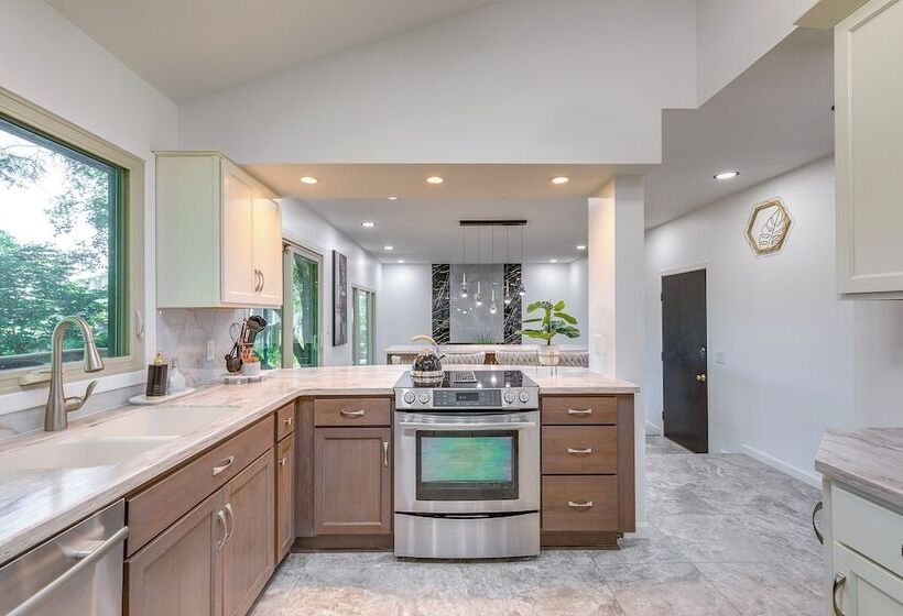 1 Mi To Holmes Lake: Bright & Modern Lincoln Home!