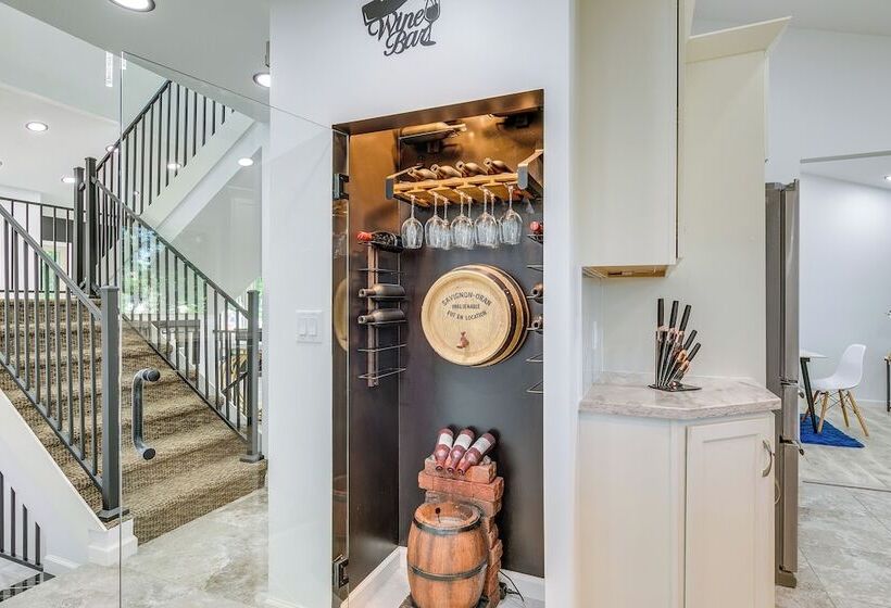 1 Mi To Holmes Lake: Bright & Modern Lincoln Home!